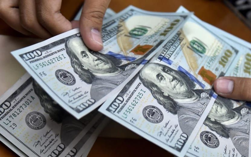 El dólar sigue bajando: se vende a $60.06, y el euro permanece en 73.08