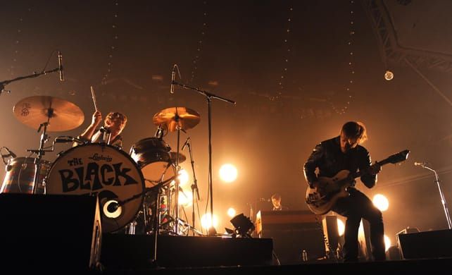 Blacks Keys rock a heart at the Ally Pally