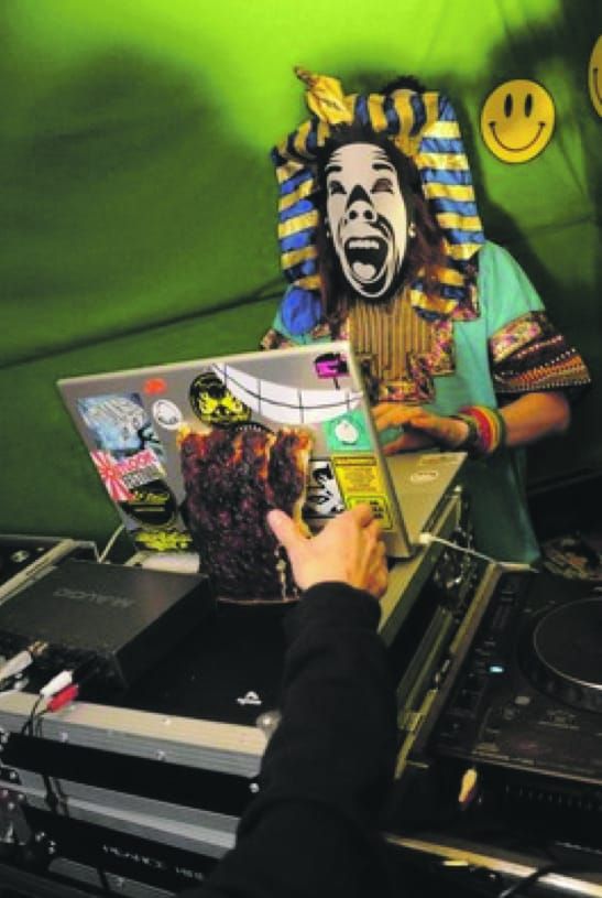 Bow before your alien overlord, puny Earthlings!