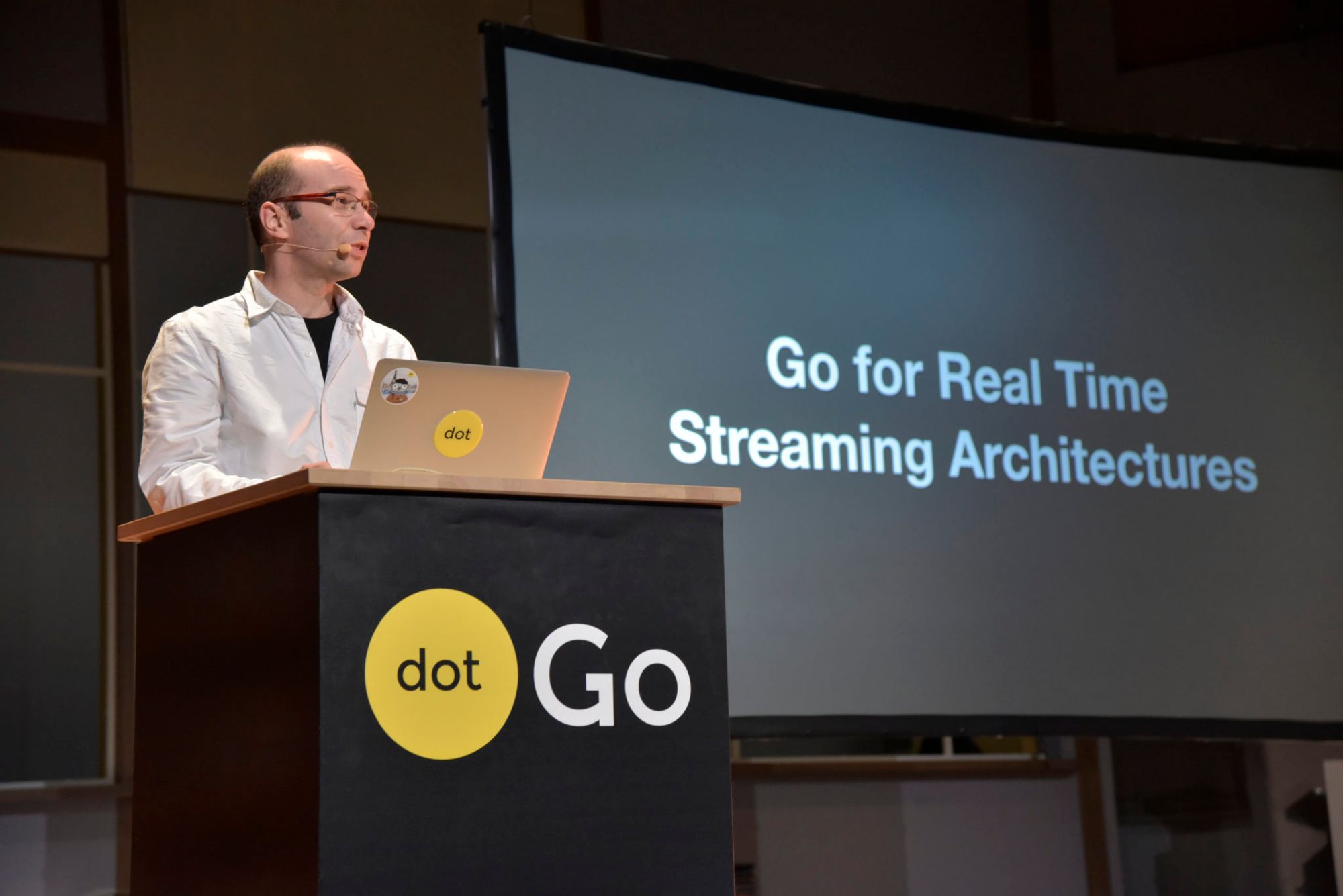 Photo de Mickaël Rémond sur scène à la conférence DotGo