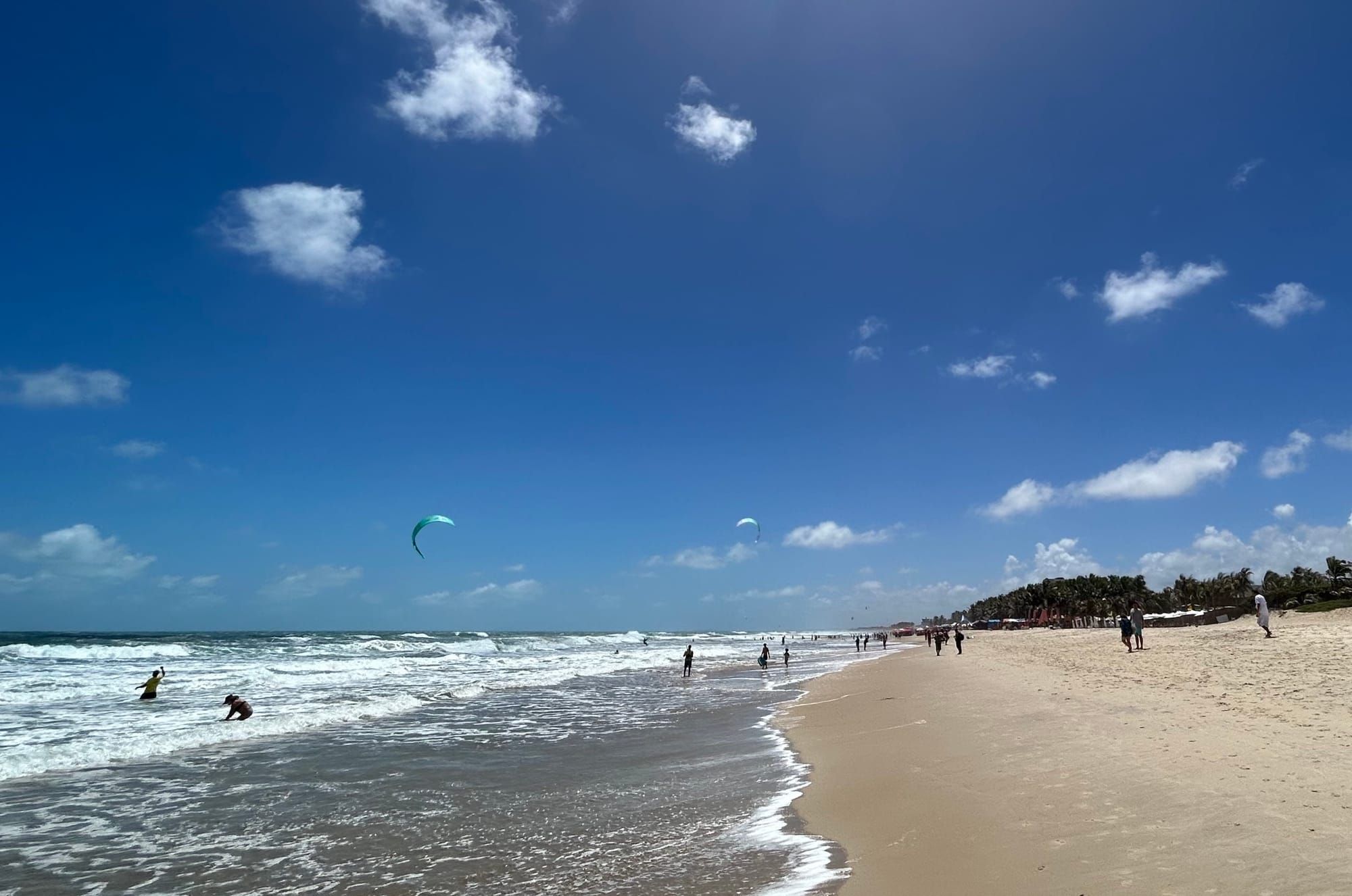 Praia do Futuro, em Fortaleza: mar, areia e céu azul, onde chegam os cabos submarinos de internet