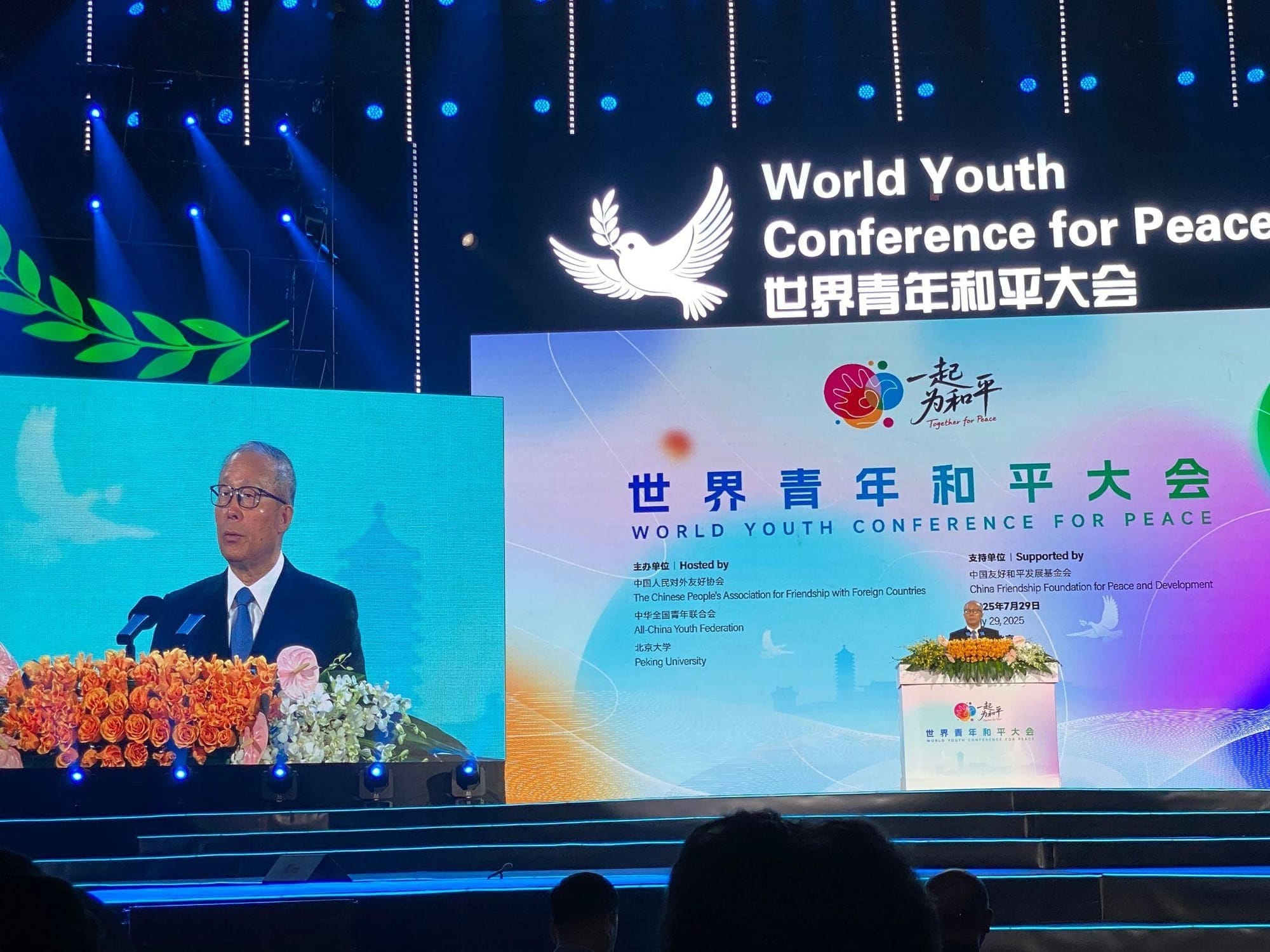 Li Hongzhong speaking