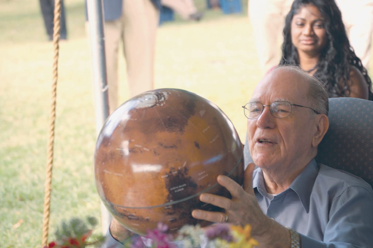 Lyndon LaRouche receiving a globe of Mars