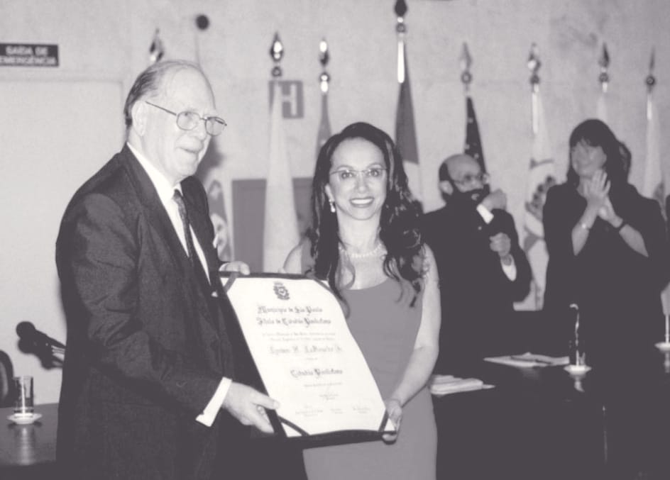 LaRouche presented a certificate by São Paulo City Councilwoman