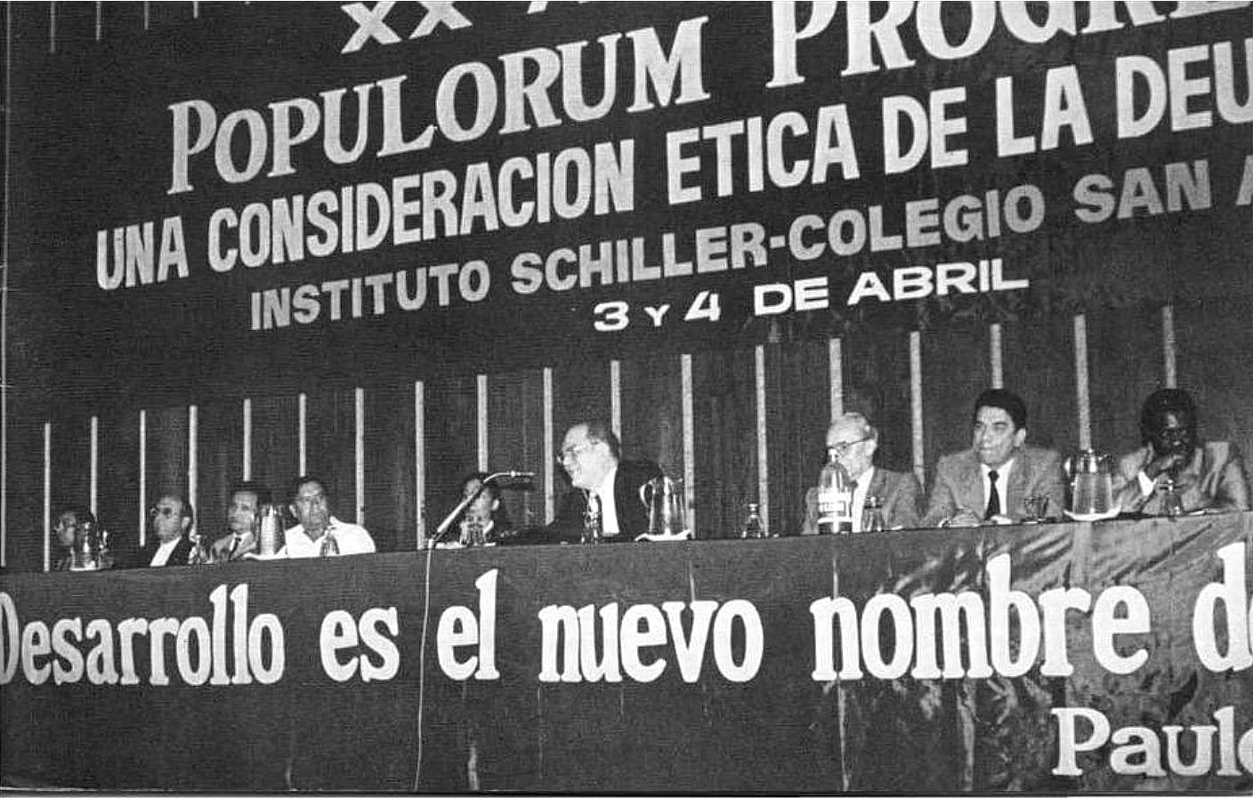 Lyndon LaRouche addresses a conference in Lima, Peru