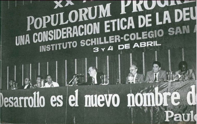 Lyndon LaRouche addresses a conference honoring the 20th anniversary of the papal encyclical Populorum Progressio, in Lima, Peru, April 3-4, 1987. The banner in front of the dais reads, “Development is the new name of peace —Pope Paul VI.”