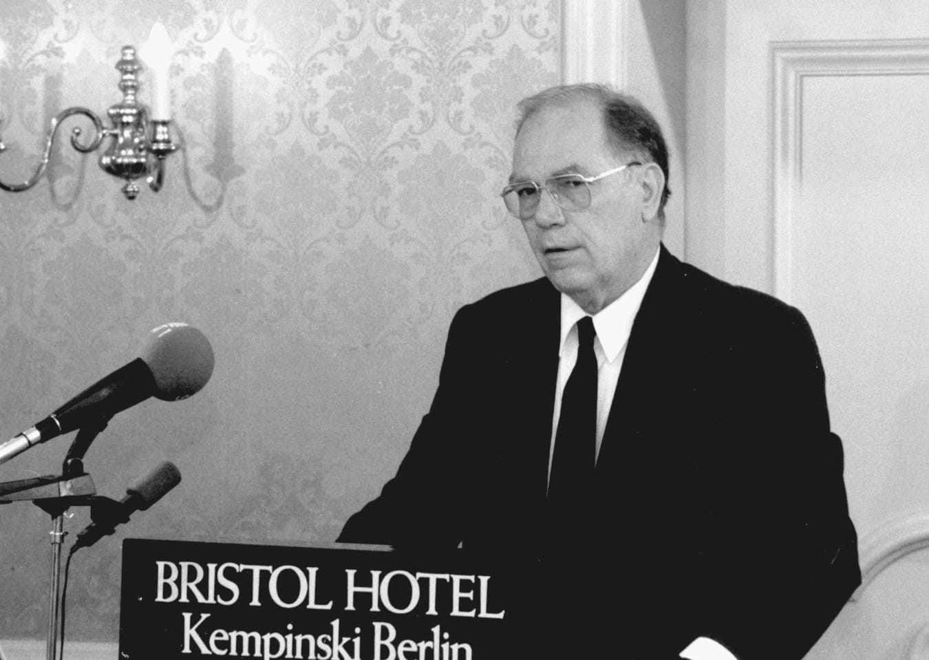 LaRouche announcing the collapse of Comecon in Berlin