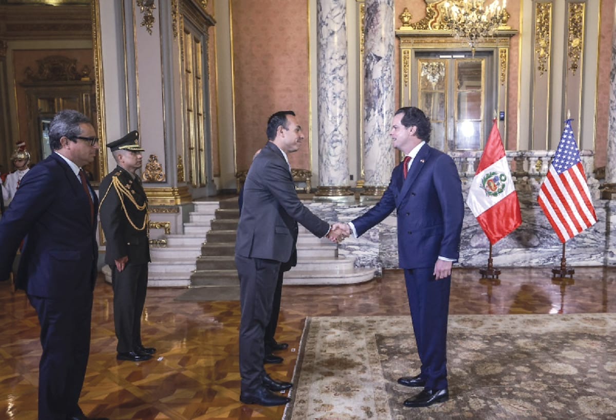U.S. Ambassador Bernie Navarro presents his credentials to Peruvian President José Jerí