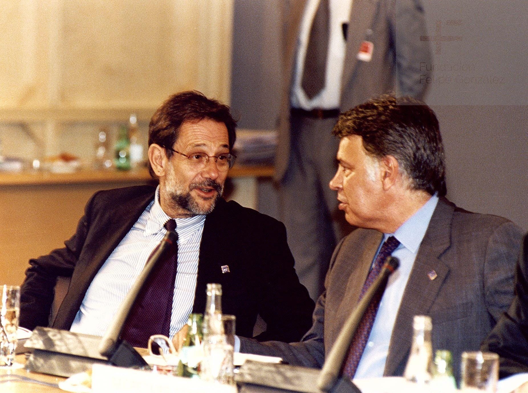 Spanish Prime Minister Felipe González (right) and his then Minister of Foreign Affairs Javier Solana (left), June 26, 1995.