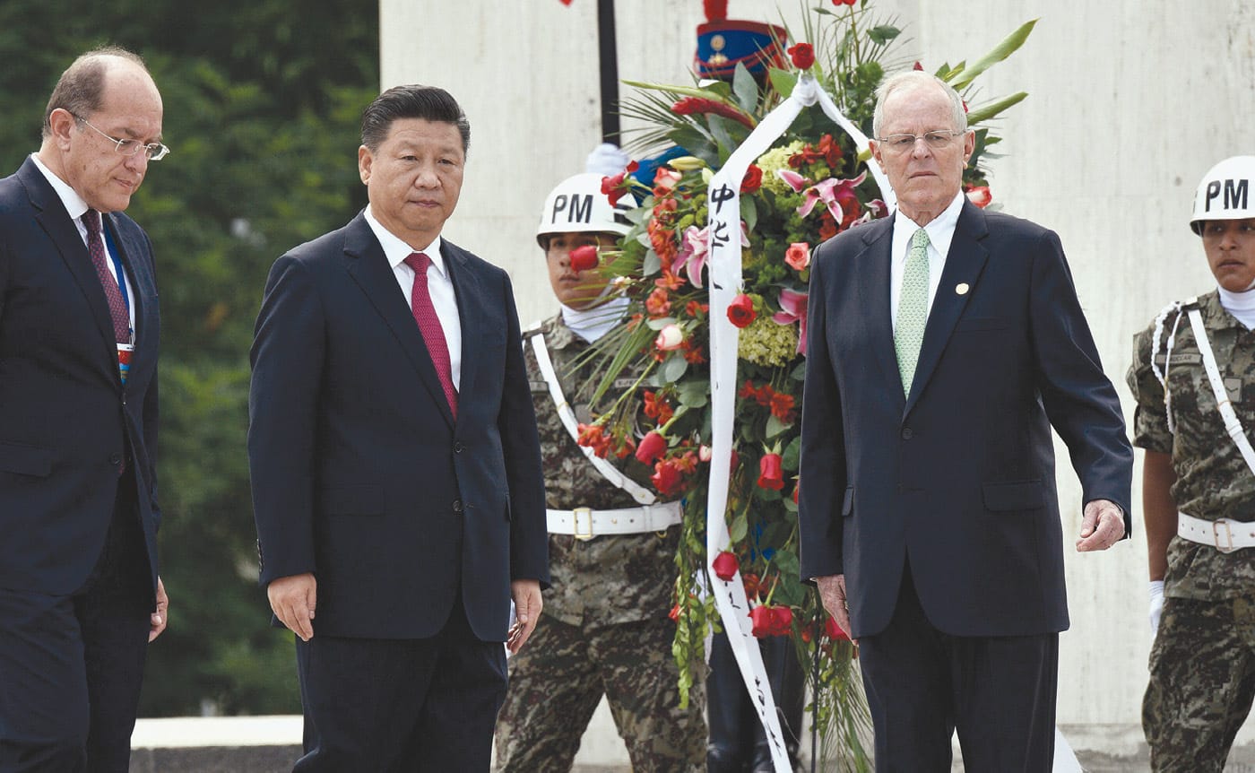 Peruvian President Pedro Pablo Kuczynski (right) and Chinese President Xi Jinping participate in a wreath-laying ceremony at the Monument to General José de San Martín in Lima, Peru, Nov. 21, 2016.