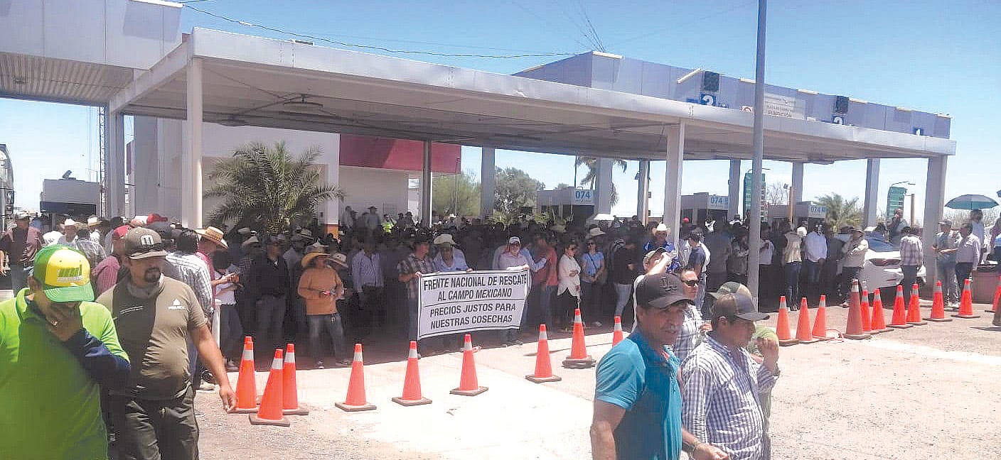 Mexican farmers protesting in Sinaloa, Mexico, in 2025.
