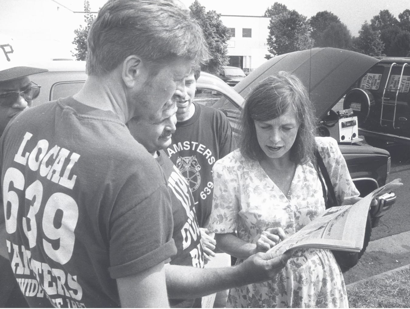 Nancy Spannaus in 1997, organizing in Chantilly, Virginia, among striking UPS workers. They are looking at the New Federalist newspaper, for which she was Editor-in-Chief.