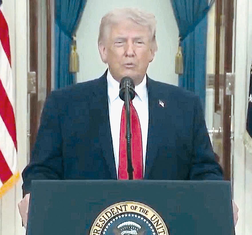 U.S. President Donald Trump addresses the nation from the Oval Office on the Iran war, April 1, 2026.
