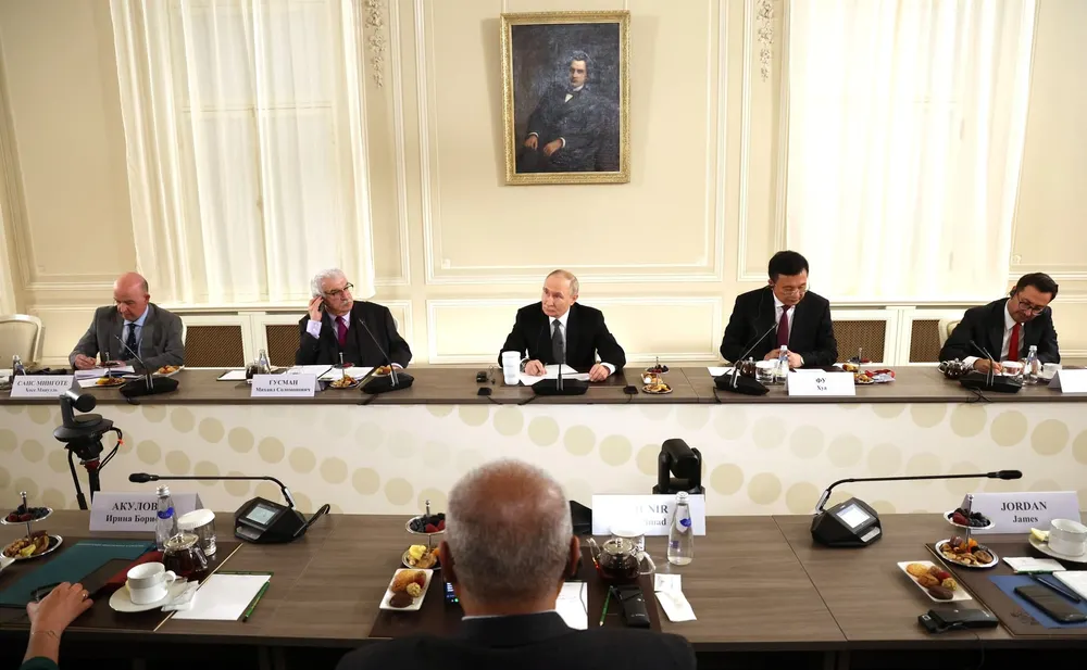 Putin Insists on Possible Solution to the Middle East War
