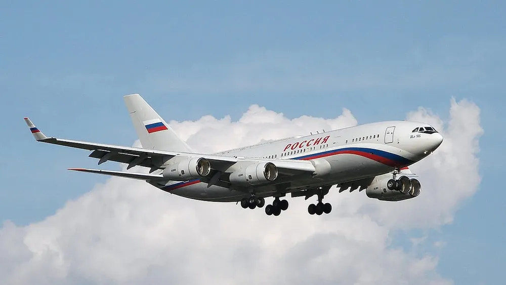Polish Foreign Minister Threatens Safety of Putin's Plane