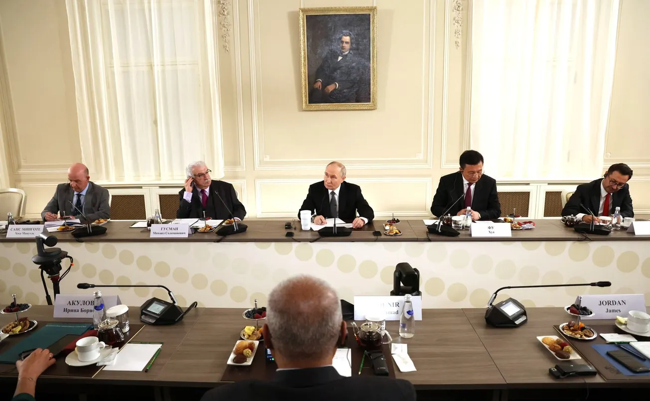 Putin Insists on Possible Solution to the Middle East War