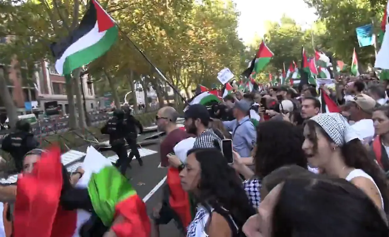 Large Pro-Palestine Demonstration Shuts Down Bike Race in Spain in Which Israelis Participated