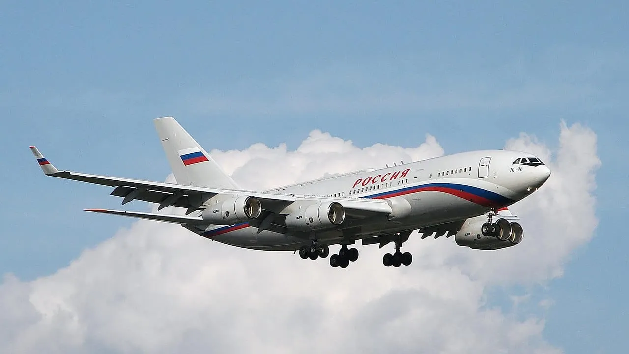 Polish Foreign Minister Threatens Safety of Putin's Plane
