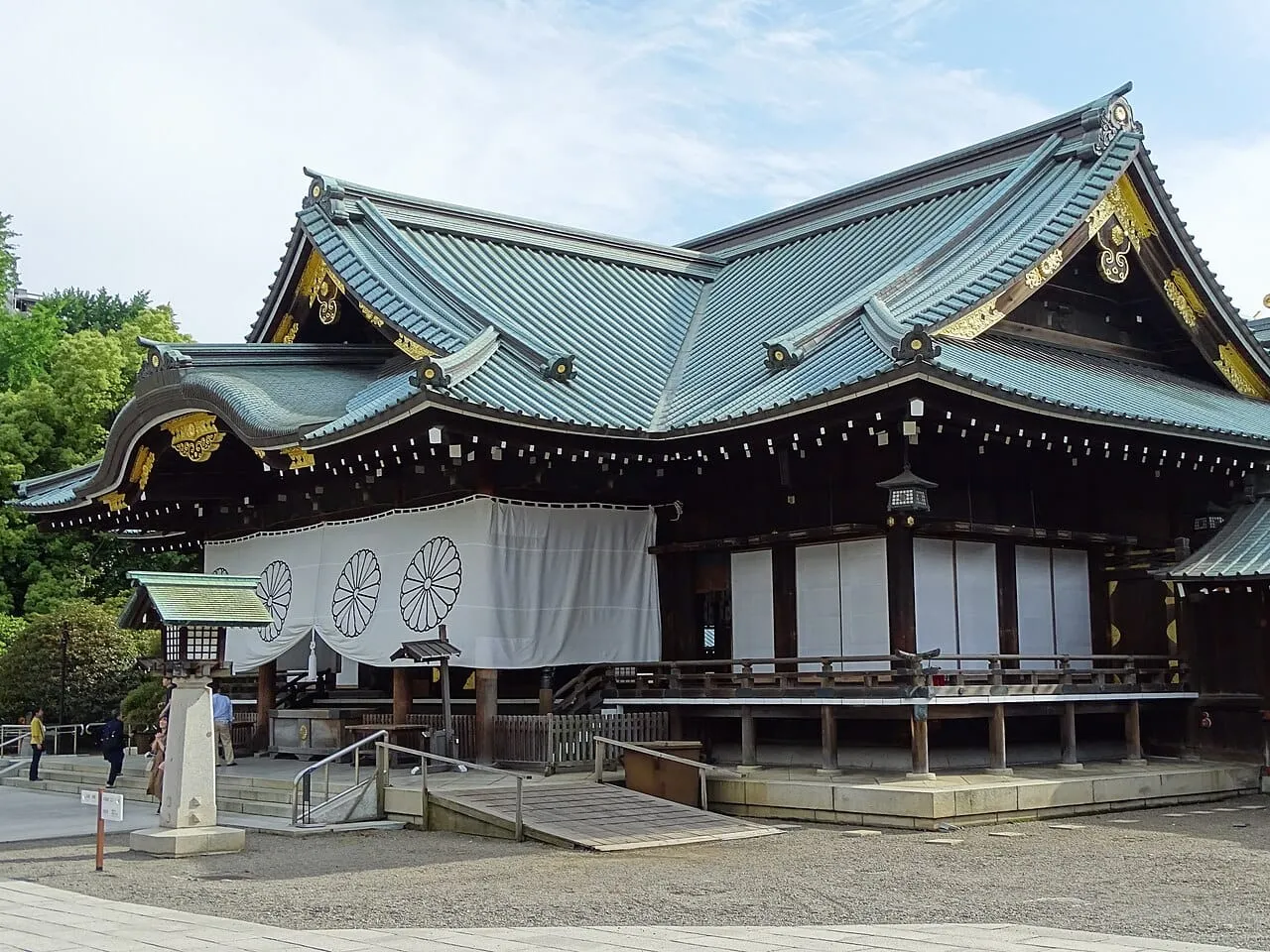 Japan Def. Min. Angers China, S. Korea with Visit to Shrine to Japan's War Dead