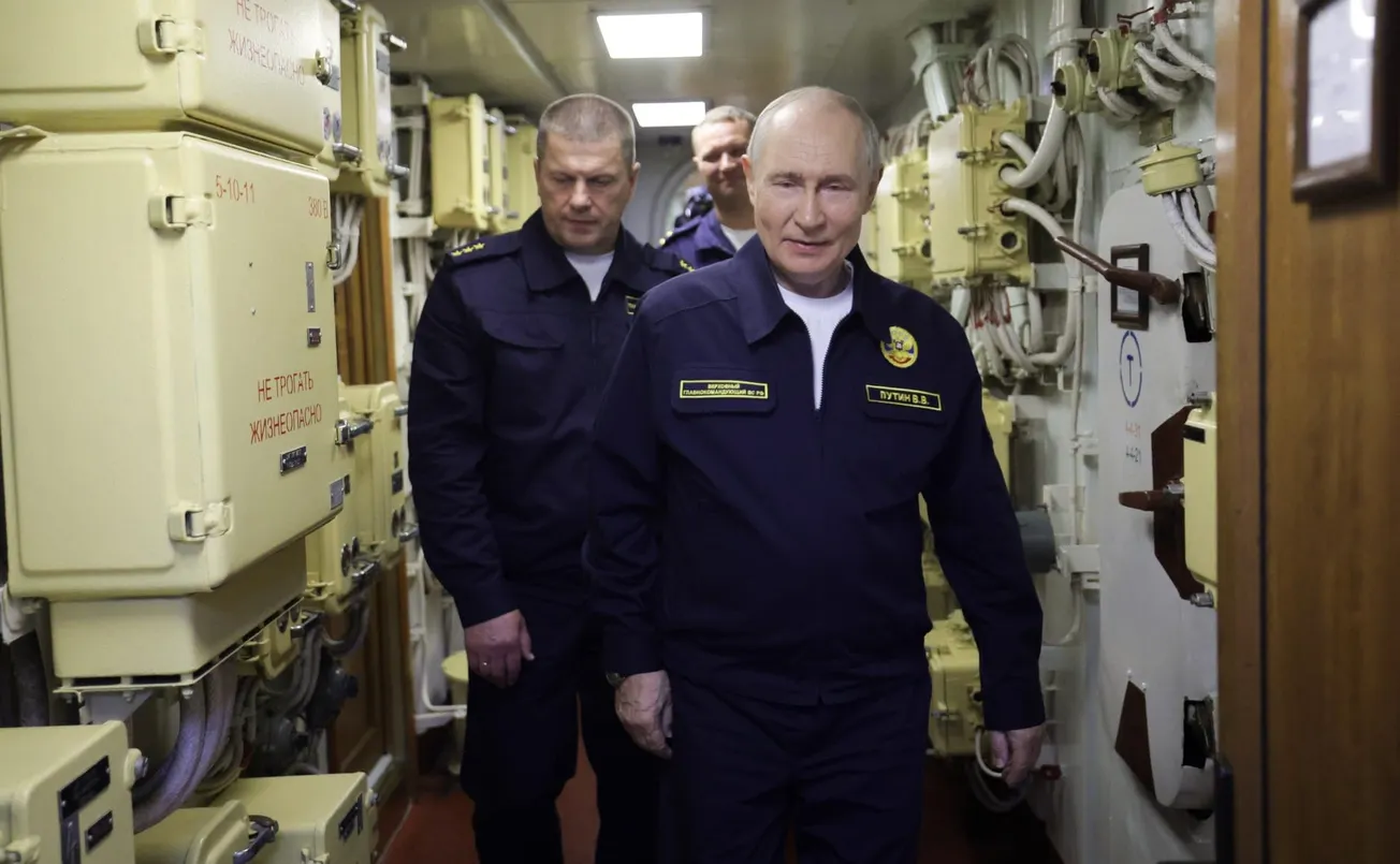 Putin Visits Pacific Fleet Drills, Warns against Violations of Russian Commercial Vessels