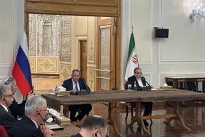 Lavrov Meets Pezeshkian, Araghchi in Tehran