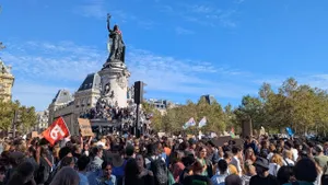 Paris Demonstrators Deploy Classical Music to Resist Police and Provocateur Violence