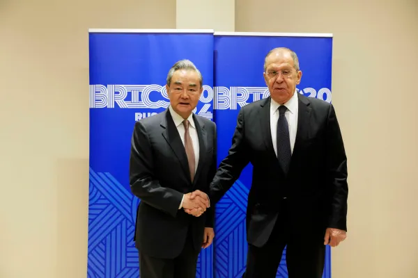 Wang Yi and Sergey Lavrov Meet at ASEAN Summit, Coordinate Closely on Policy