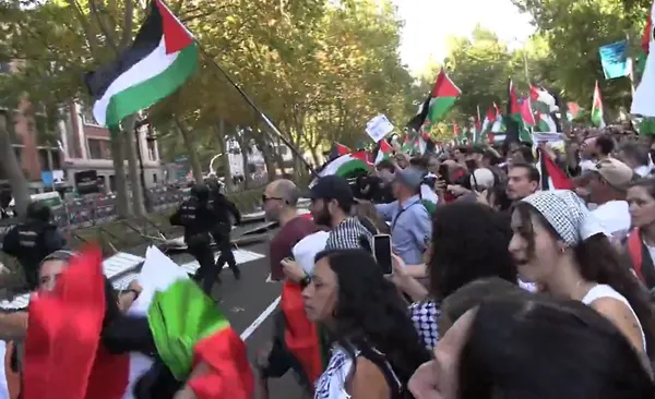 Large Pro-Palestine Demonstration Shuts Down Bike Race in Spain in Which Israelis Participated
