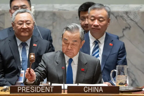 Wang Yi Spoke with Foreign Ministers of Iran, Israel, France, and Oman