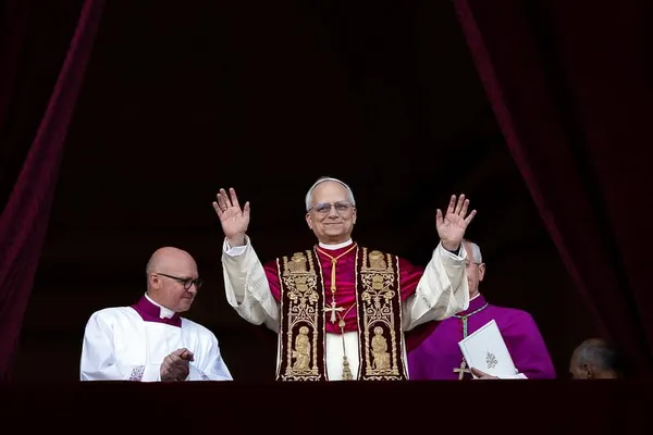 Pope Leo in Easter Address: Lay Down the Weapons—Choose Peace
