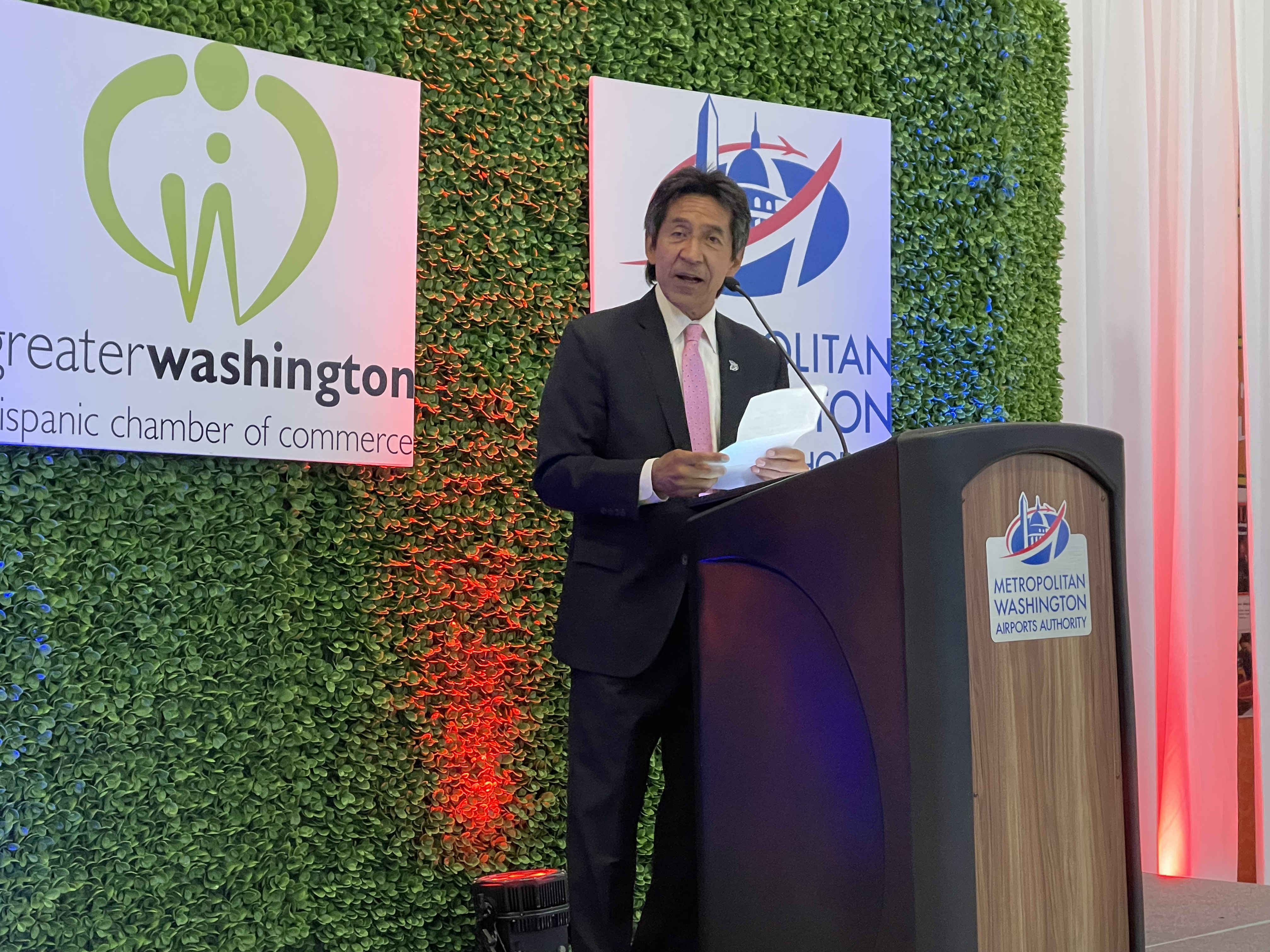 Walter Tejada, miembro de la Junta de la Autoridad Metropolitana de Aeropuertos de Washington