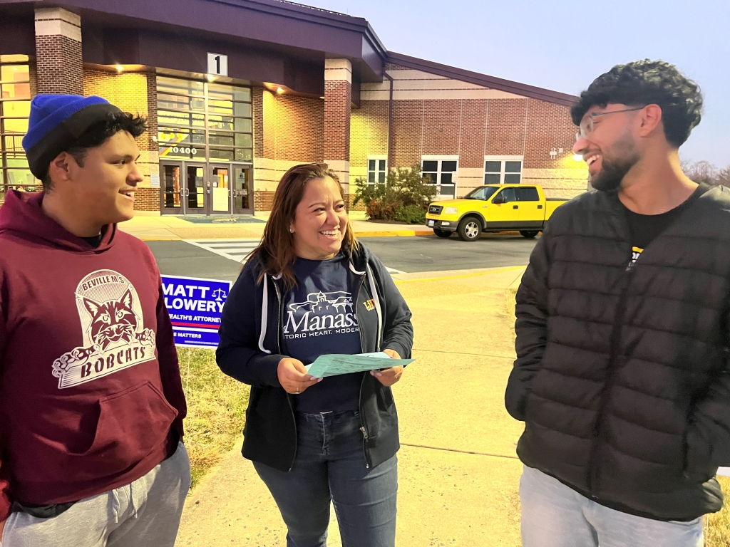 La concejal de Manassas, Sonia Vásquez Luna (demócrata) estuvo desde las 6 am en los lugares de votación incentivando al voto por su partido. | Foto: MILAGROS MELÉNDEZ PARA  ETL

