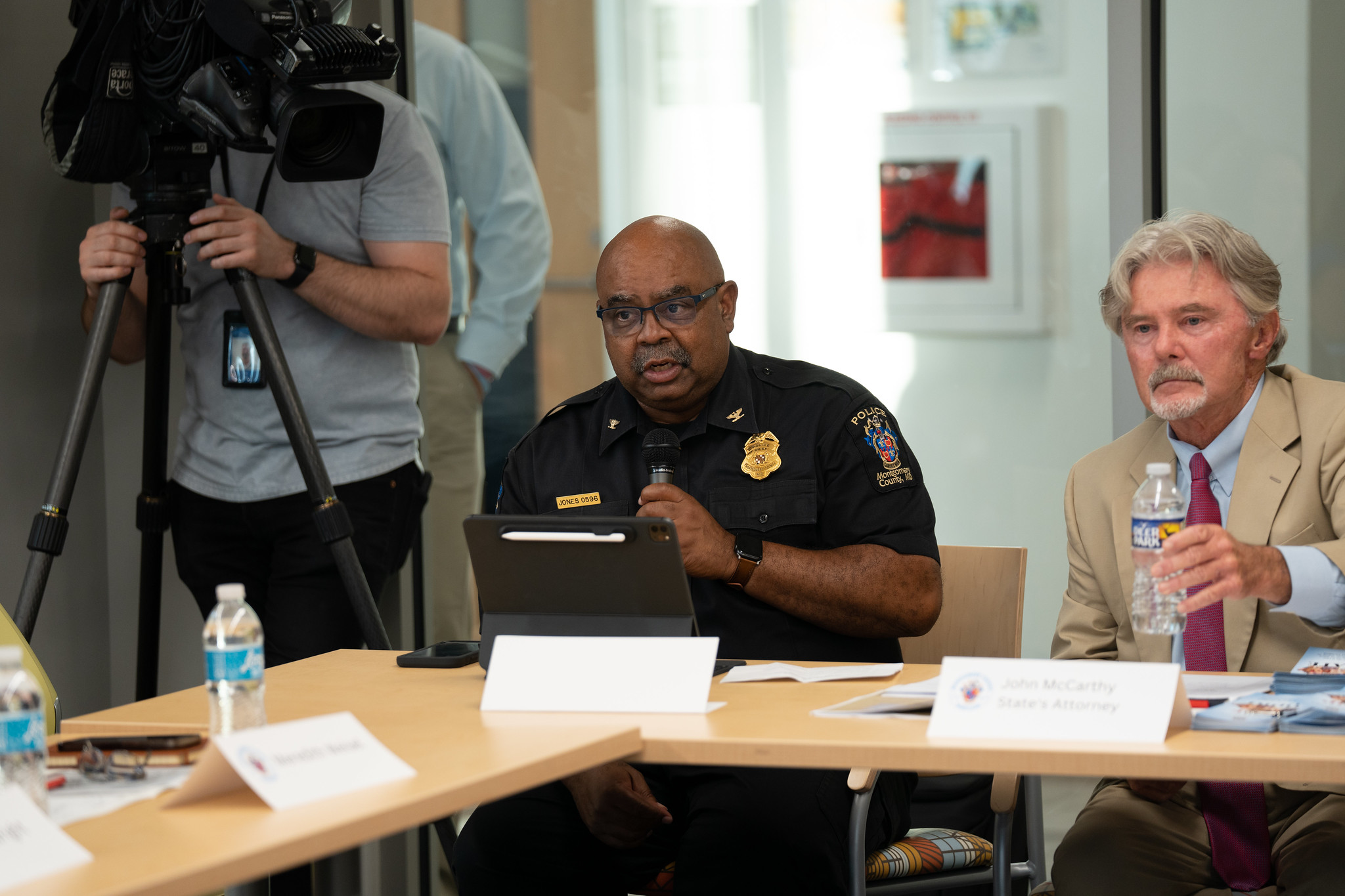 Grupo anti-odio explicando cifras