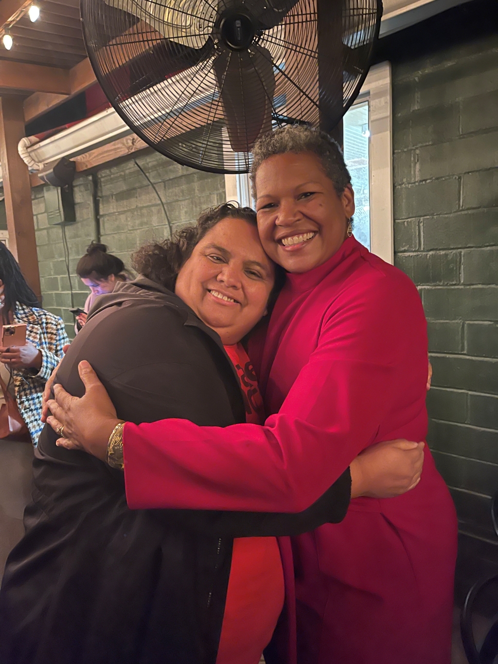 La delegada estatal demócrata Michelle Maldonado (der.) fue reelecta a la Asamblea Estatal, pero bajo un nuevo distrito, el 20, que incluye la ciudad de Manassas, Manassas Park y partes del condado de Prince William. En la foto con la activista Lenka Mendoza. Foto: CORT. DREAMERS MOTHER IN ACTION