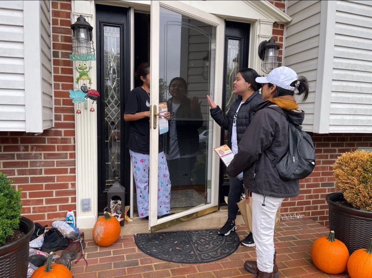 Agrupaciones como Dreamers Mothers In Action (DMIA) han estado tocando puertas en Prince William y otros condados para incentivar al voto latino . Foto: CORT. DREAMERS MOTHER IN ACTION