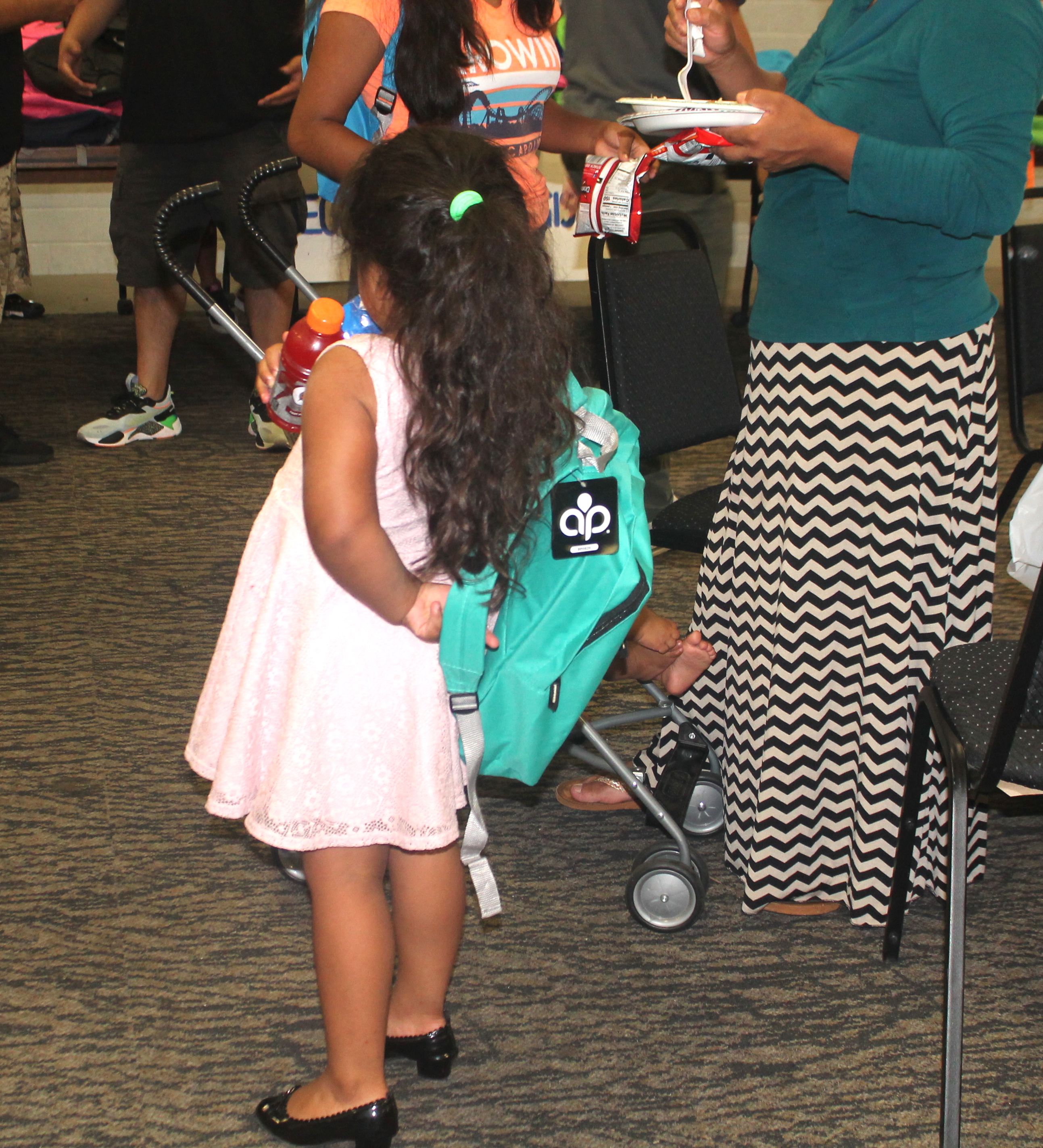 niña con mochila o bolso escolar