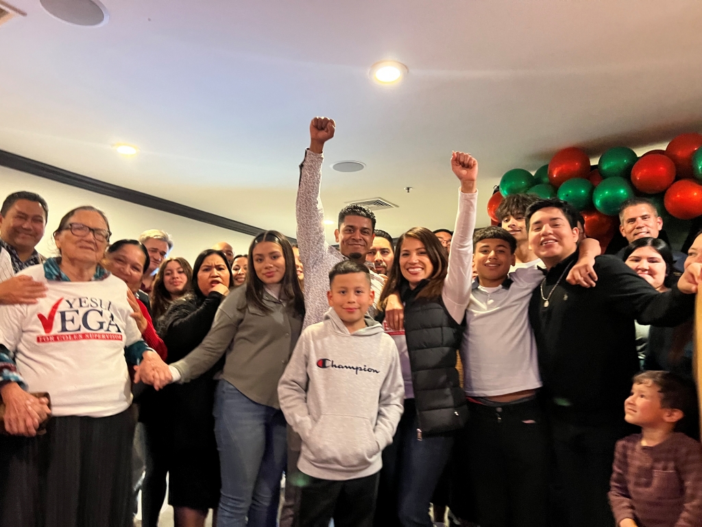 A nivel local la republicana Yesli Vega, fue reelecta como supervisora de Prince William (título similar al de concejal). En la fotografía levanta el brazo al igual que su esposo René Vega, rodeada de sus hijos, padres, familiares y amigos al enterarse del triunfo el martes 7 de noviembre. | Foto: MILAGROS MELÉNDEZ PARA El Tiempo Latino