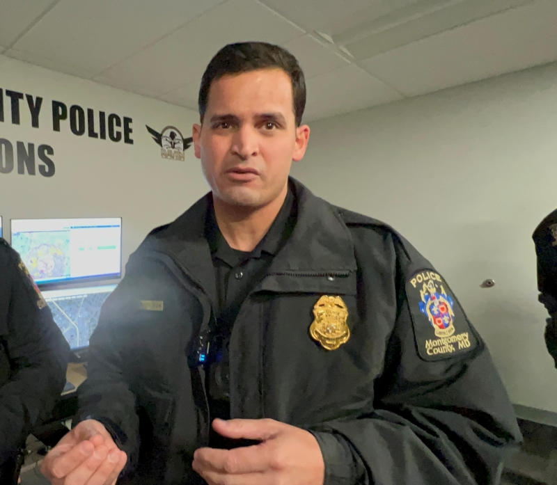 El oficial Carlos Cortes explica en español el uso y beneficios de los drones como socorristas. | Foto: Milagros Meléndez para El Tiempo Latino