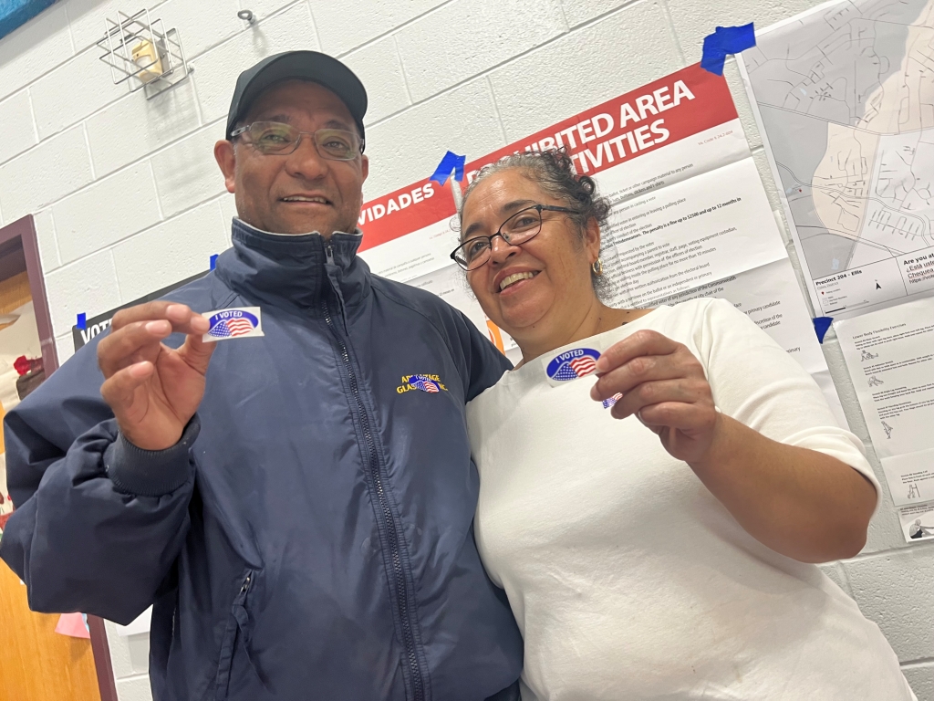 Oswaldo López y su esposa Siomara López, ambos de Guatemala, al salir del lugar de votación el 7 de noviembre en Prince William. Dicen que desde que se naturalizaron ciudadanos votan. | Foto: MILAGROS MELÉNDEZ PARA El Tiempo Latino
