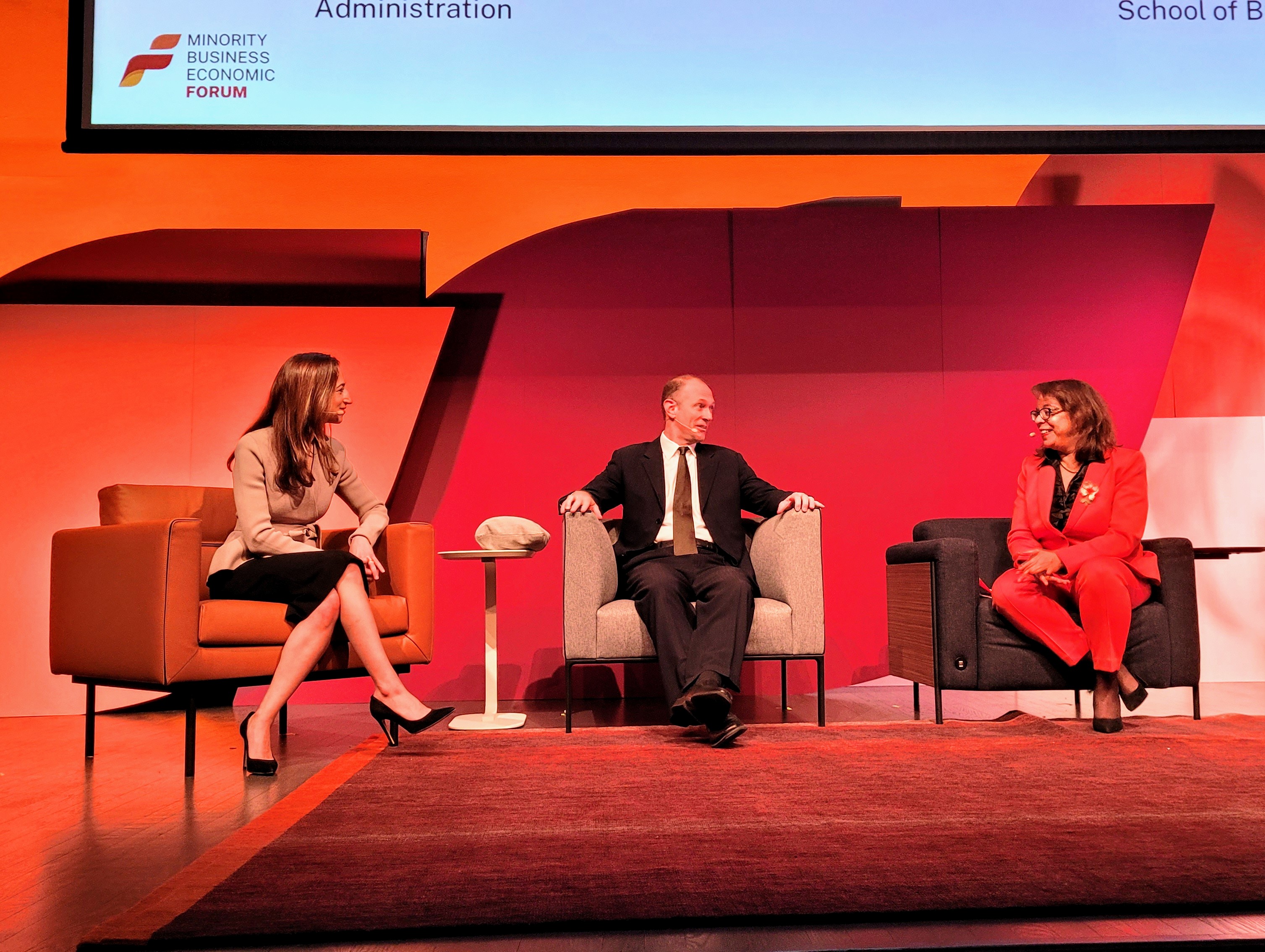 Alejandra Y. Castillo em foro económico de empresas minoritarias en Chicago