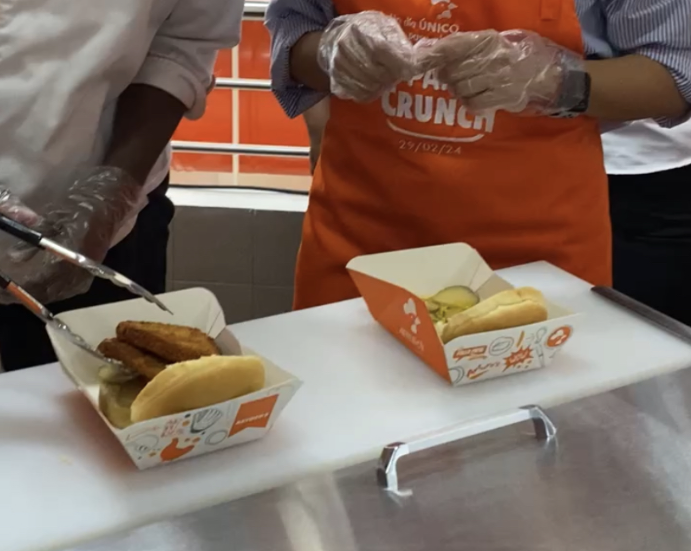 El 29 de febrero, un día diferente, la compañía salió de su zona de confort y su primera apuesta se dio a conocer con su esperada hamburguesa de pollo.