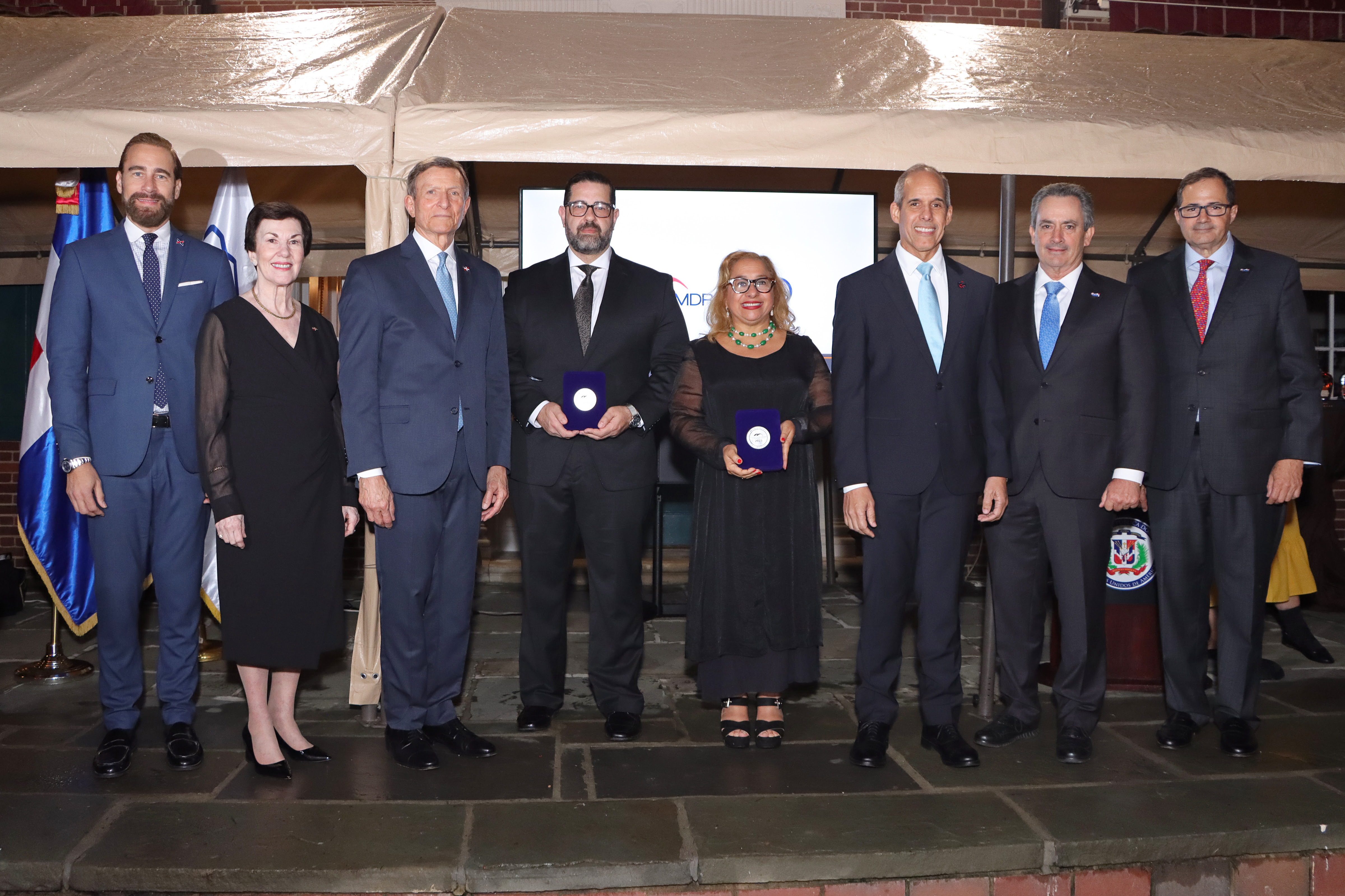 La delegación de la Cámara, el ministro y la embajadora, junto con los dos dominicanos reconocidos: Dr. Amado Alejandro Báez y la Sra. Claritza Abréu. | Foto: cortesía.