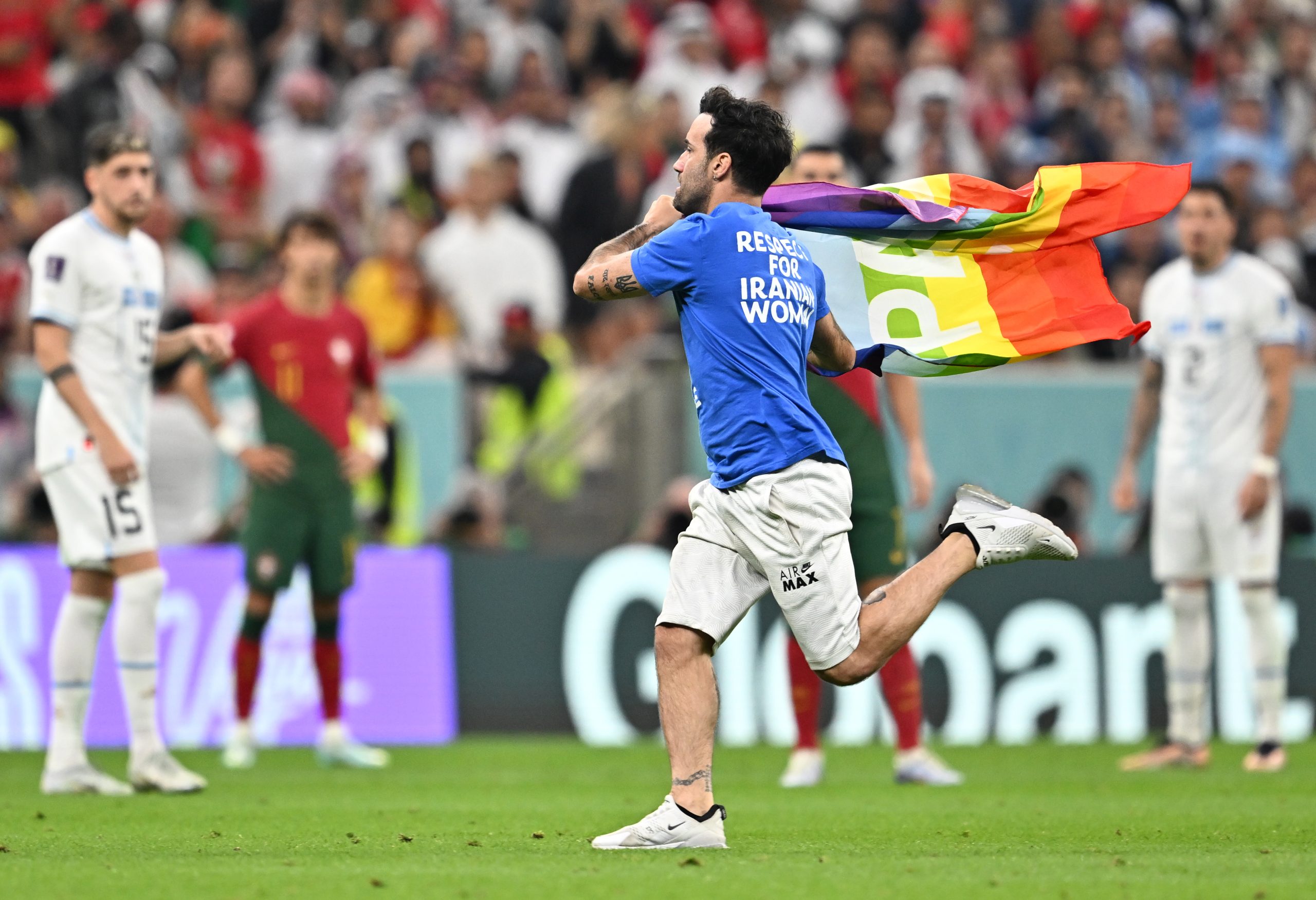 Fanático saltó al campo del Mundial Qatar 2022 con una bandera LGBTQ