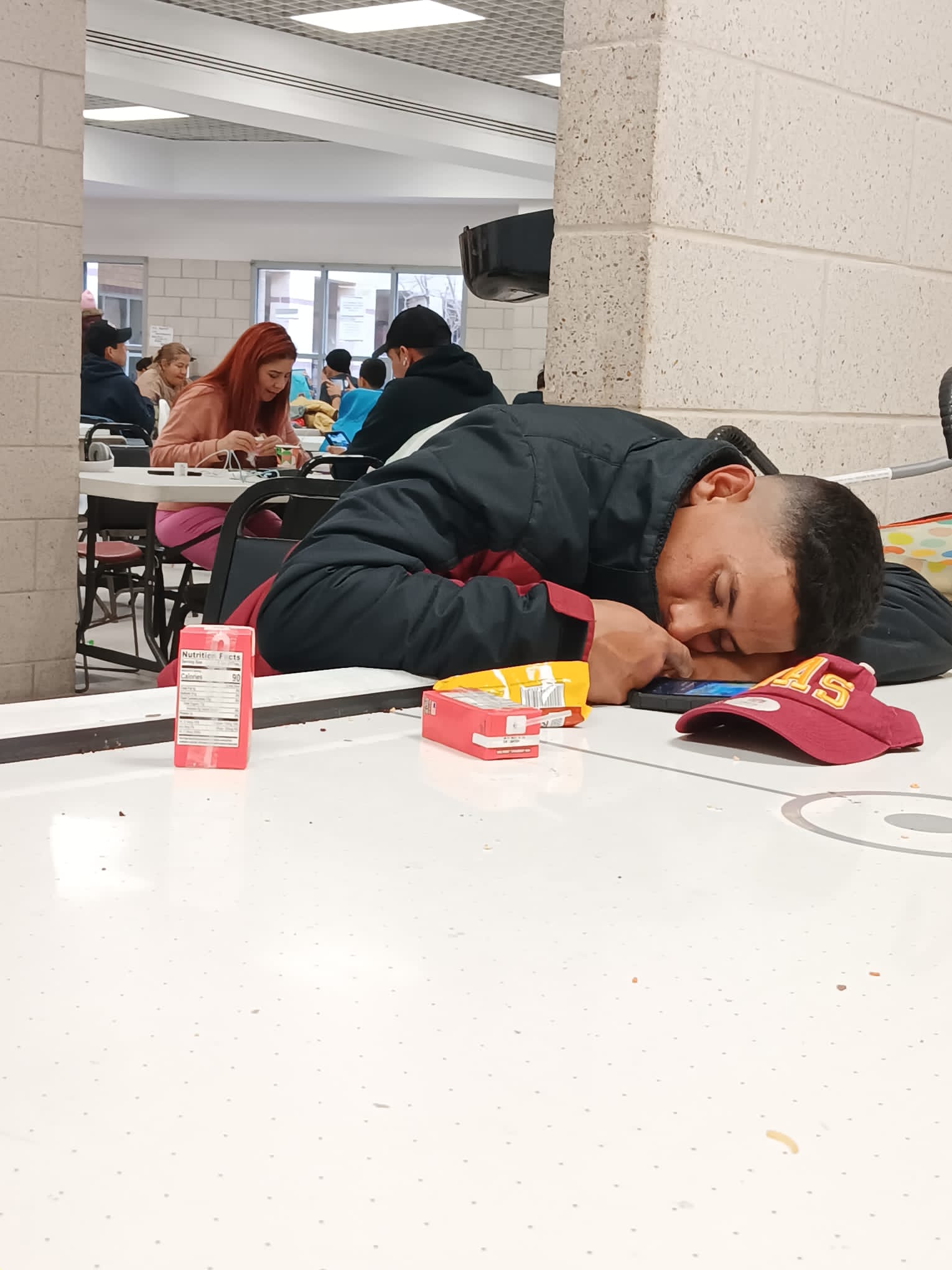 Varias familias duermen en una misma habitación