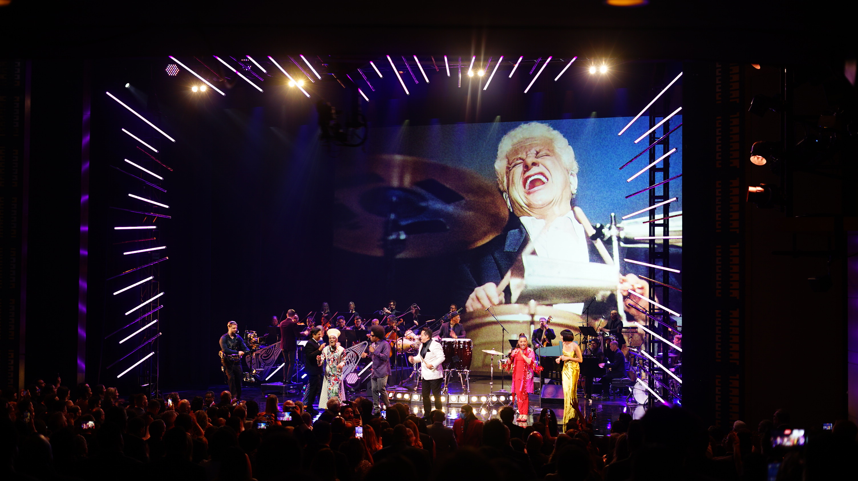 Homenaje a Tito Puente al cerrar la ceremonia. Foto. Nicholas Mercado