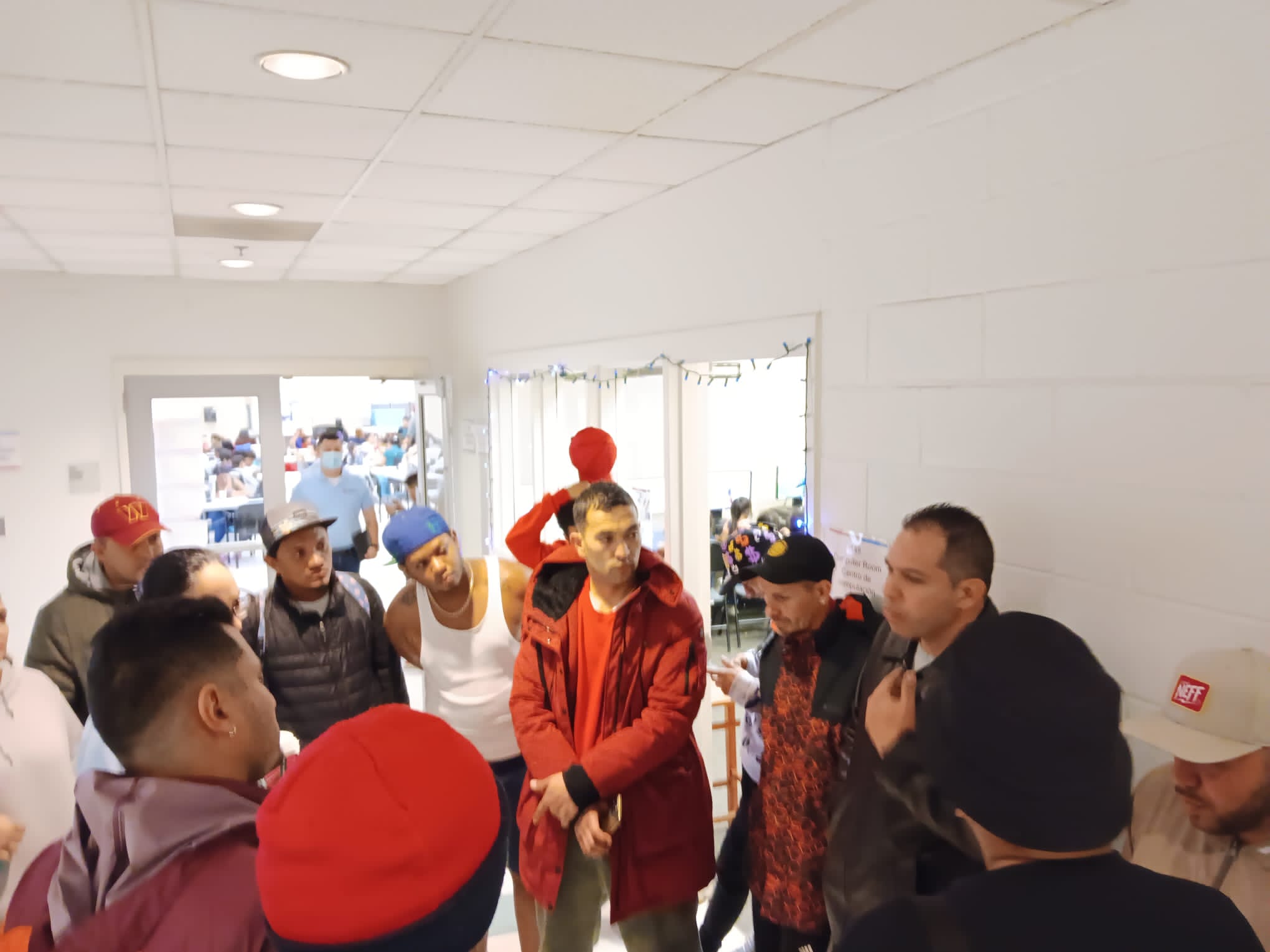 Migrantes reunidos en el refugio en DC