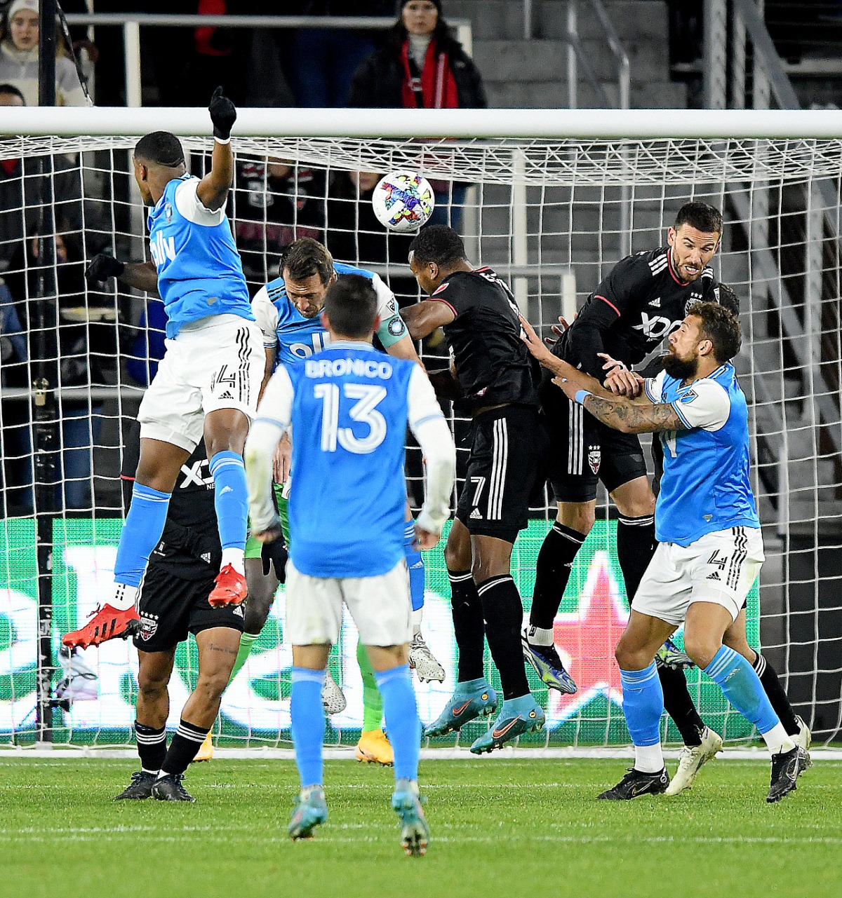 LUCHA. Pese al marcador, el juego fue parejo y con opciones para ambos/José Argueta