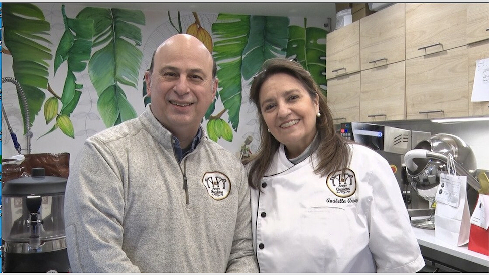 Anabelle se encarga de la producción de chocolates y Darío de la logística y el día a día del negocio. Foto: cortesía Arcay Chocolates.