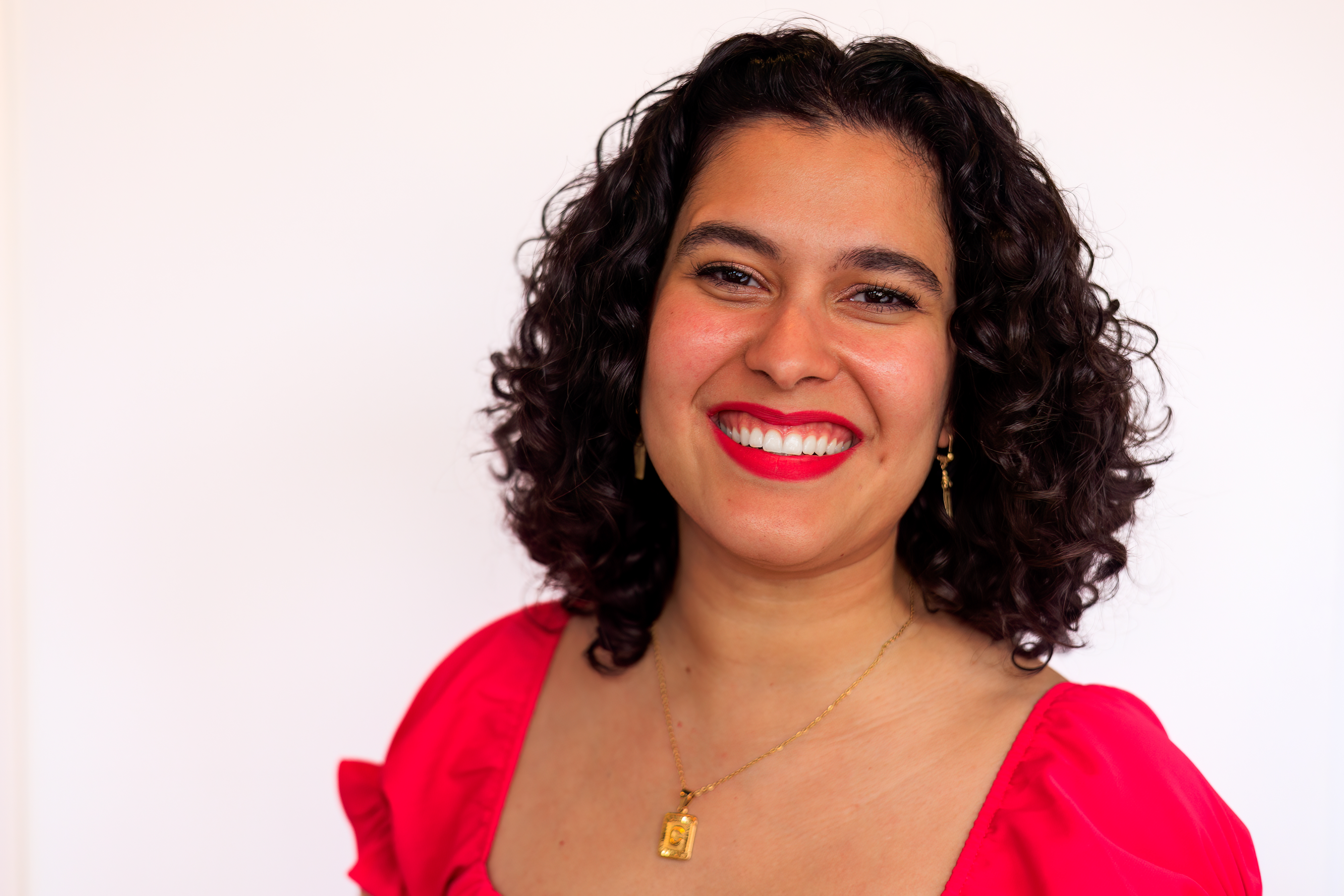 Camila Alfonzo Meza es la oficial de información de pública de la institución, al igual que su secretario, Chris Falcón, de origen latino / CORTESÍA CORTE DEL CIRCUITO DE FAIRFAX.