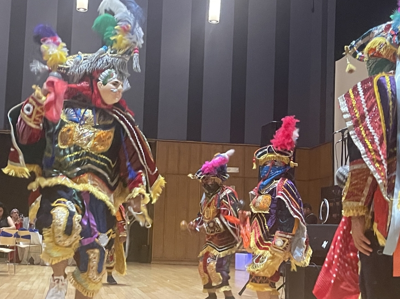 El evento contó con la participación de artistas locales que deleitaron al público con bailes típicos de Guatemala.